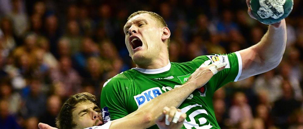 Nach dem Sieg gegen Magdeburg am Sonntag kassierten die Füchse Berlin (Szene mit Dainis Kristopans) am Donnerstag eine bittere Niederlage. 