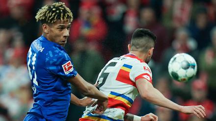 Hat den Überblick. Schalkes Jean-Clair Todibo (l.), hier gegen den Mainzer Danny Latza, machte ein gutes Spiel.