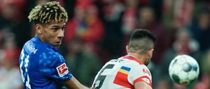 Hat den Überblick. Schalkes Jean-Clair Todibo (l.), hier gegen den Mainzer Danny Latza, machte ein gutes Spiel.