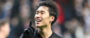 Ein Fingerzeig: Frankfurts Daichi Kamada trifft gegen Salzburg gleich dreimal.