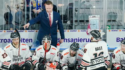 Was tun? Die Anweisungen des Kölner Trainers Mike Stewart gehen offenbar an seinen Spielern vorbei.