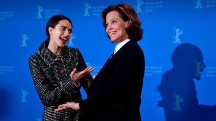 Margaret Qualley (li.) und Sigourney Weaver beim Fototermin vor der Pressekonferenz zu "My Salinger Year". 