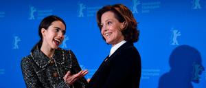 Margaret Qualley (li.) und Sigourney Weaver beim Fototermin vor der Pressekonferenz zu "My Salinger Year". 