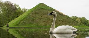 Auf ewig vereint. Pückler ließ 1856 im Schlosspark Branitz eine Seepyramide, genannt Tumulus, anlegen - hier wollte er bestattet werden. Auch seine - offiziell von ihm geschiedene - Frau Lucie von Pückler-Muskau fand darin ihre letzte Ruhestätte.  