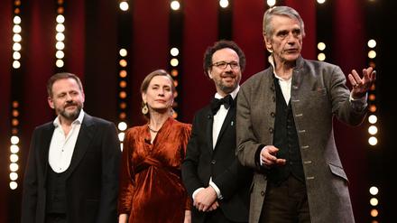 Jury-Präsident Jeremy Irons (rechts) mit den Berlinale-Chefs und Moderator Samuel Finzi.