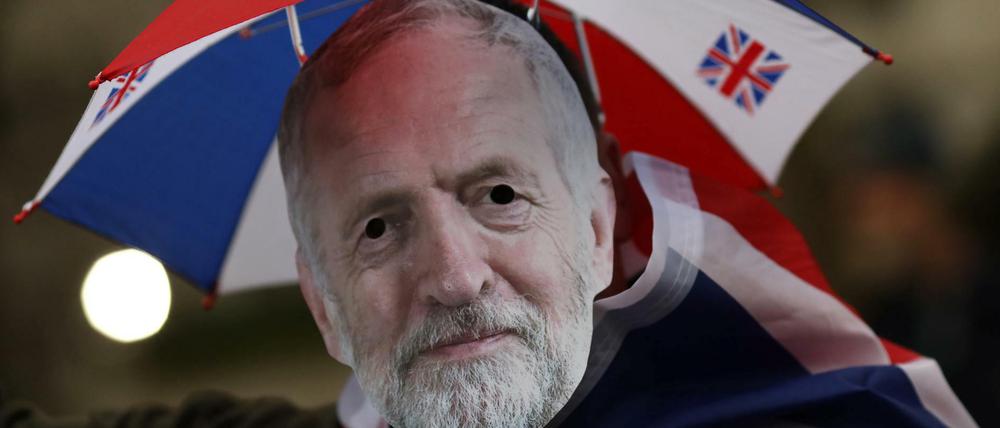 Ein Demonstrant in London mit einer Corbyn-Maske