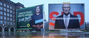 Wahlplakat mit Katharina Fegebank (Grüne) neben dem von Peter Tschentscher (SPD). Rund 1,3 Millionen Hamburger sind am Sonntag zur Wahl einer neuen Bürgerschaft aufgerufen.
