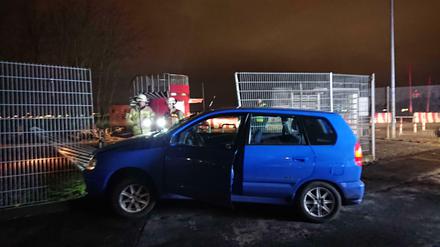 Der Wagen blieb im Zaun neben dem Eingang auf der Neuköllner Seite stecken.