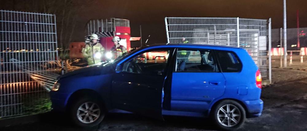 Der Wagen blieb im Zaun neben dem Eingang auf der Neuköllner Seite stecken.