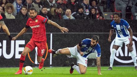 Nass gemacht: Kerem Demirbay (links) gab dem FC Porto mit seinen Leverkusenern das Nachsehen.