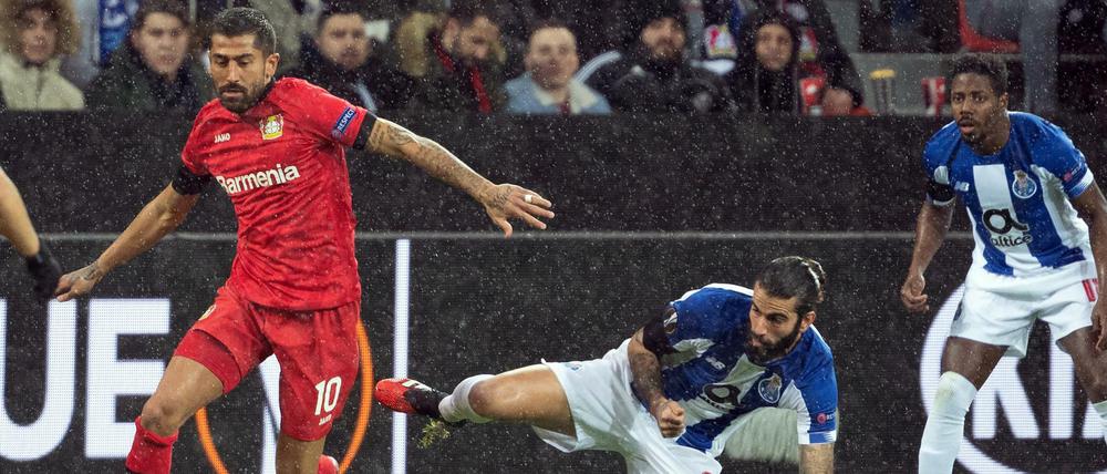 Nass gemacht: Kerem Demirbay (links) gab dem FC Porto mit seinen Leverkusenern das Nachsehen.