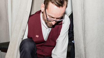 In der Kleiderkammer zieht der DB-Mitarbeiter Robert Schöne (Zugbegleiter) die Schuhe an.