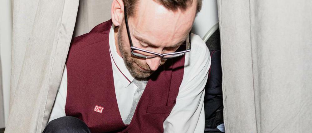 In der Kleiderkammer zieht der DB-Mitarbeiter Robert Schöne (Zugbegleiter) die Schuhe an.