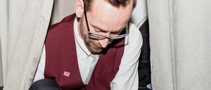 In der Kleiderkammer zieht der DB-Mitarbeiter Robert Schöne (Zugbegleiter) die Schuhe an.