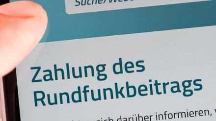17,50 Euro - diesen Beitrag zahlt ein Haushalt in Deutschland monatlich für das Programm und die Arbeit der öffentlich-rechtlichen Rundfunksender in Deutschland. Die Länder stehen vor der Frage, wie hoch der Beitrag künftig sein soll - und bekommen jetzt eine richtungsweisende Empfehlung. 