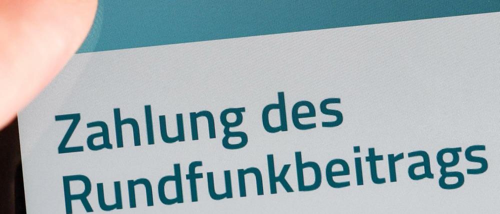 17,50 Euro - diesen Beitrag zahlt ein Haushalt in Deutschland monatlich für das Programm und die Arbeit der öffentlich-rechtlichen Rundfunksender in Deutschland. Die Länder stehen vor der Frage, wie hoch der Beitrag künftig sein soll - und bekommen jetzt eine richtungsweisende Empfehlung.
