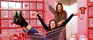 Tagesspiegel-Autorin Jana Weiss (im Einkaufswagen) und ihre Freundin Anna haben „The Wow“ getestet.