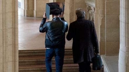 Einer der Angeklagten verlässt nach der Urteilsverkündung im Goldmünzen-Raubprozess mit seinem Anwalt das Gerichtsgebäude. 