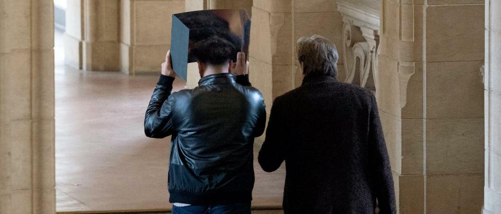 Einer der Angeklagten verlässt nach der Urteilsverkündung im Goldmünzen-Raubprozess mit seinem Anwalt das Gerichtsgebäude. 