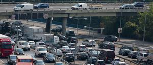 Viel Verkehr am Dreieck Funkturm in Berlin-Charlottenburg.