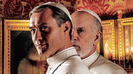 Gerangel.  Pius XIII. (Jude Law, links) verharrt nicht im Koma. So kann er sich mit Johannes Paul III. (John Malkovich) um den richtigen Weg der Kirche streiten.