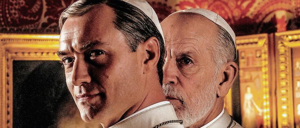 Gerangel. Pius XIII. (Jude Law, links) verharrt nicht im Koma. So kann er sich mit Johannes Paul III. (John Malkovich) um den richtigen Weg der Kirche streiten.