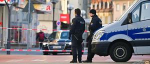 Hanau am Freitag: Polizisten an einem der Tatorte.