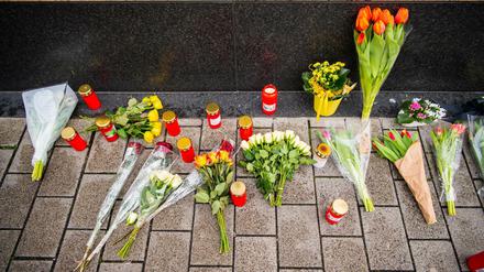 Blumen liegen in der Nähe eines Tatorts in der Innenstadt. Bei Schüssen an zwei Shisha-Bars wurden mehrere Menschen getötet und verletzt. 