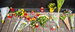 Blumen liegen in der Nähe eines Tatorts in der Innenstadt. Bei Schüssen an zwei Shisha-Bars wurden mehrere Menschen getötet und verletzt. 