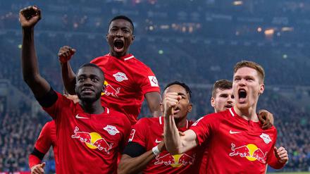 Leipzigs Dayot Upamecano (l-r), Leipzigs Nordi Mukiele, Leipzigs Christopher Nkunku, Leipzigs Timo Werner und Leipzigs Torschütze Marcel Halstenberg, bejubeln das Tor zum 3:0.
