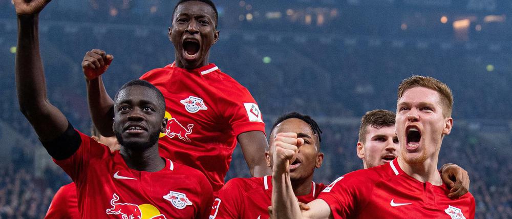 Leipzigs Dayot Upamecano (l-r), Leipzigs Nordi Mukiele, Leipzigs Christopher Nkunku, Leipzigs Timo Werner und Leipzigs Torschütze Marcel Halstenberg, bejubeln das Tor zum 3:0.