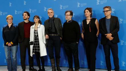 Bären-Bändiger: (v.l.) Bettina Brokemper, Luca Marinelli, Bérénice Bejo, Jurypräsident Jeremy Irons, Kenneth Lonergan, Annemarie Jacir and Kleber Mendonca Filho - die Berlinale-Wettbewerbsjury 2020.