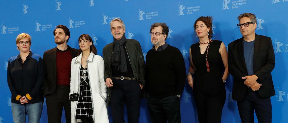 Bären-Bändiger: (v.l.) Bettina Brokemper, Luca Marinelli, Bérénice Bejo, Jurypräsident Jeremy Irons, Kenneth Lonergan, Annemarie Jacir and Kleber Mendonca Filho - die Berlinale-Wettbewerbsjury 2020.