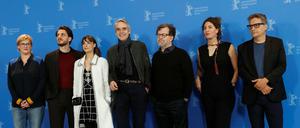 Bären-Bändiger: (v.l.) Bettina Brokemper, Luca Marinelli, Bérénice Bejo, Jurypräsident Jeremy Irons, Kenneth Lonergan, Annemarie Jacir and Kleber Mendonca Filho - die Berlinale-Wettbewerbsjury 2020.