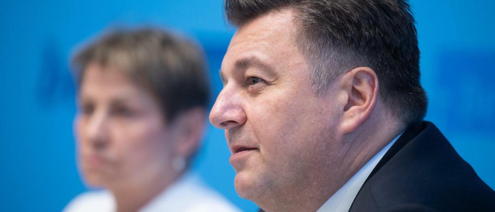 Andreas Geisel (SPD), Innensenator von Berlin und Elke Breitenbach (Die Linke), Senatorin für Integration, Arbeit und Soziales, bei der Senats-Pressekonferenz.