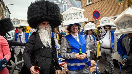 Mitglieder der Gruppe «De Kalisjekloesjers» haben sich als orthodoxe Juden verkleidet. Die Gruppe verneint, dass die Kostüme einen antisemitischen Hintergrund haben.