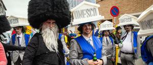 Mitglieder der Gruppe «De Kalisjekloesjers» haben sich als orthodoxe Juden verkleidet. Die Gruppe verneint, dass die Kostüme einen antisemitischen Hintergrund haben.