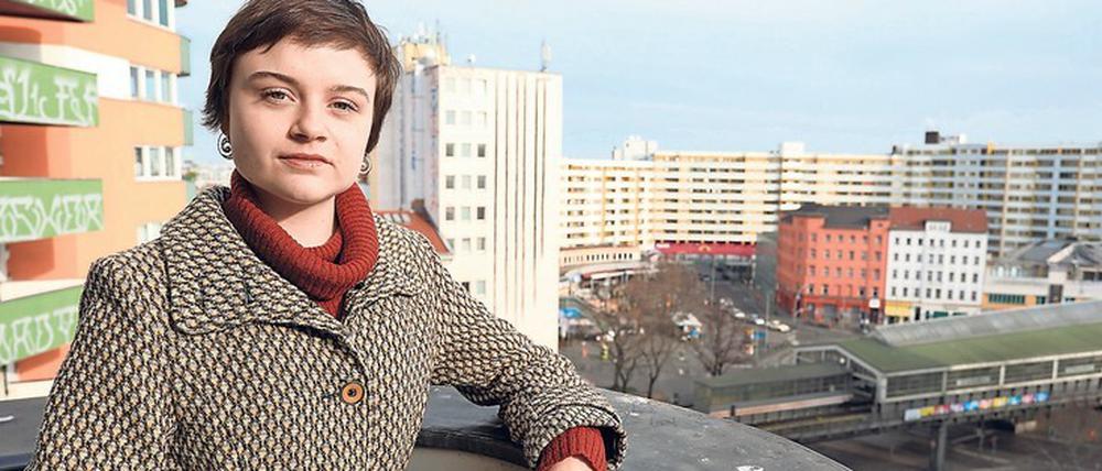 Die Berliner Schauspielerin Lena Urzendowsky am Kottbusser Tor.