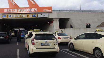 In der vergangenen Woche blockierten Taxis eine Zufahrt zum Flughafen Tegel. 
