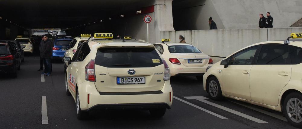 In der vergangenen Woche blockierten Taxis eine Zufahrt zum Flughafen Tegel. 