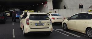 In der vergangenen Woche blockierten Taxis eine Zufahrt zum Flughafen Tegel.