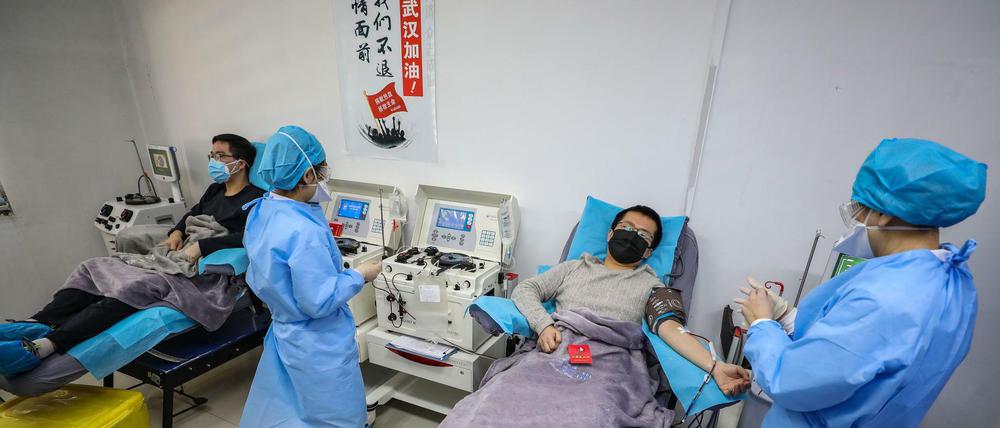 Ein Arzt spendet Plasma in einem Krankenhaus in Wuhan.