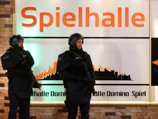Polizisten vor einer Spielhalle in Hanau.