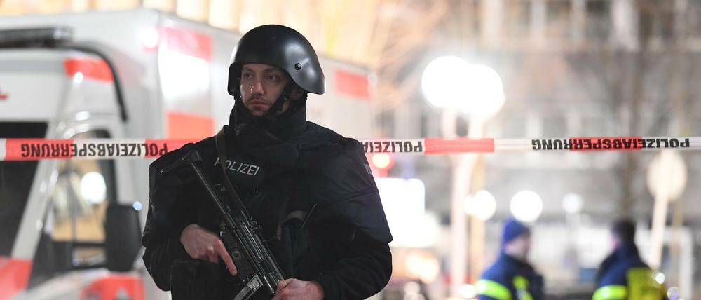 Polizei und Rettungskräfte sind nach dem rechten Anschlag in Hanau im Stadtteil Heumarkt im Einsatz.