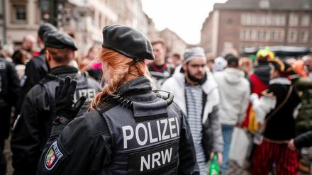 Polizistinnen und Polizisten kontrollieren in der Düsseldorfer Altstadt. Der Karnevalsauftakt am 20.02.2020 in der Düsseldorfer Altstadt war trotz Sturms und Regen sehr gut besucht. (Symbolbild)