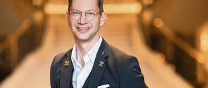Ihn fragen die Stars und Sternchen, wo man essen, trinken und feiern kann: Thomas Munko, Chef-Concierge im "Ritz-Carlton"