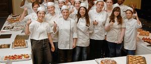 So gehen Croissants. Emily Empl (2. Reihe, 2. Person von links) lernt in Berlin Konditorin – und holte sich mit Kollegen auch ein paar Tipps in Paris.