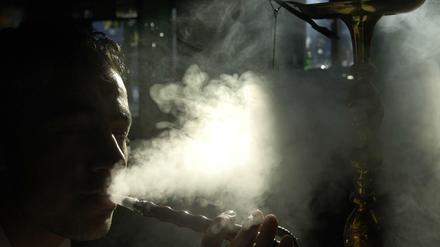 Junger Mann in einer Shisha-Bar. 