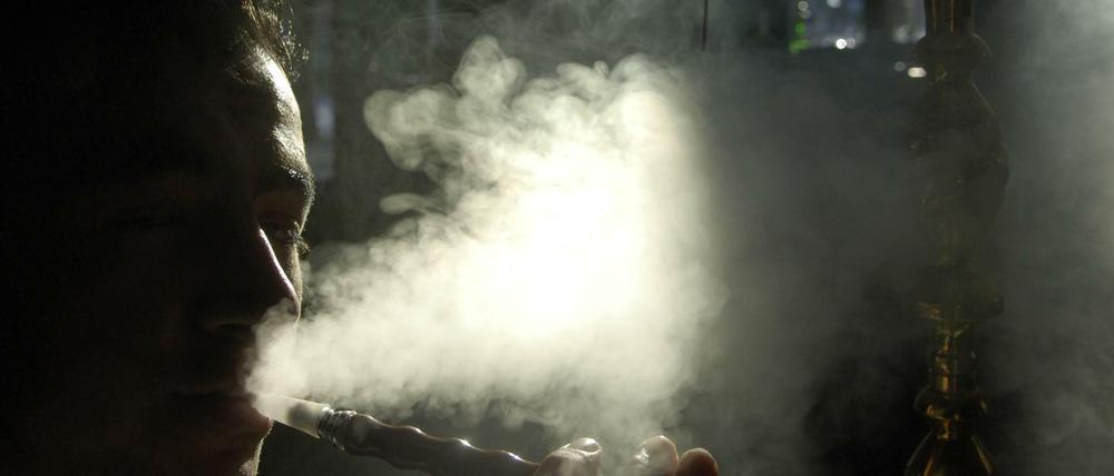 Junger Mann in einer Shisha-Bar. 