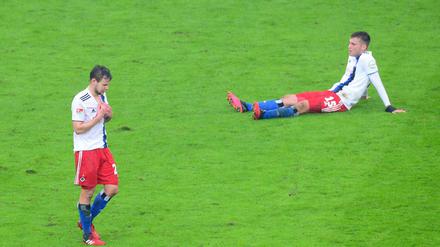 So sehen Verlierer aus. Die HSV-Profis Louis Schaub (l) und Jordan Beyer nach dem Spiel gegen den FC St. Pauli.